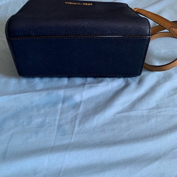 Micheal Kors crossbody - Picture 4 of 4